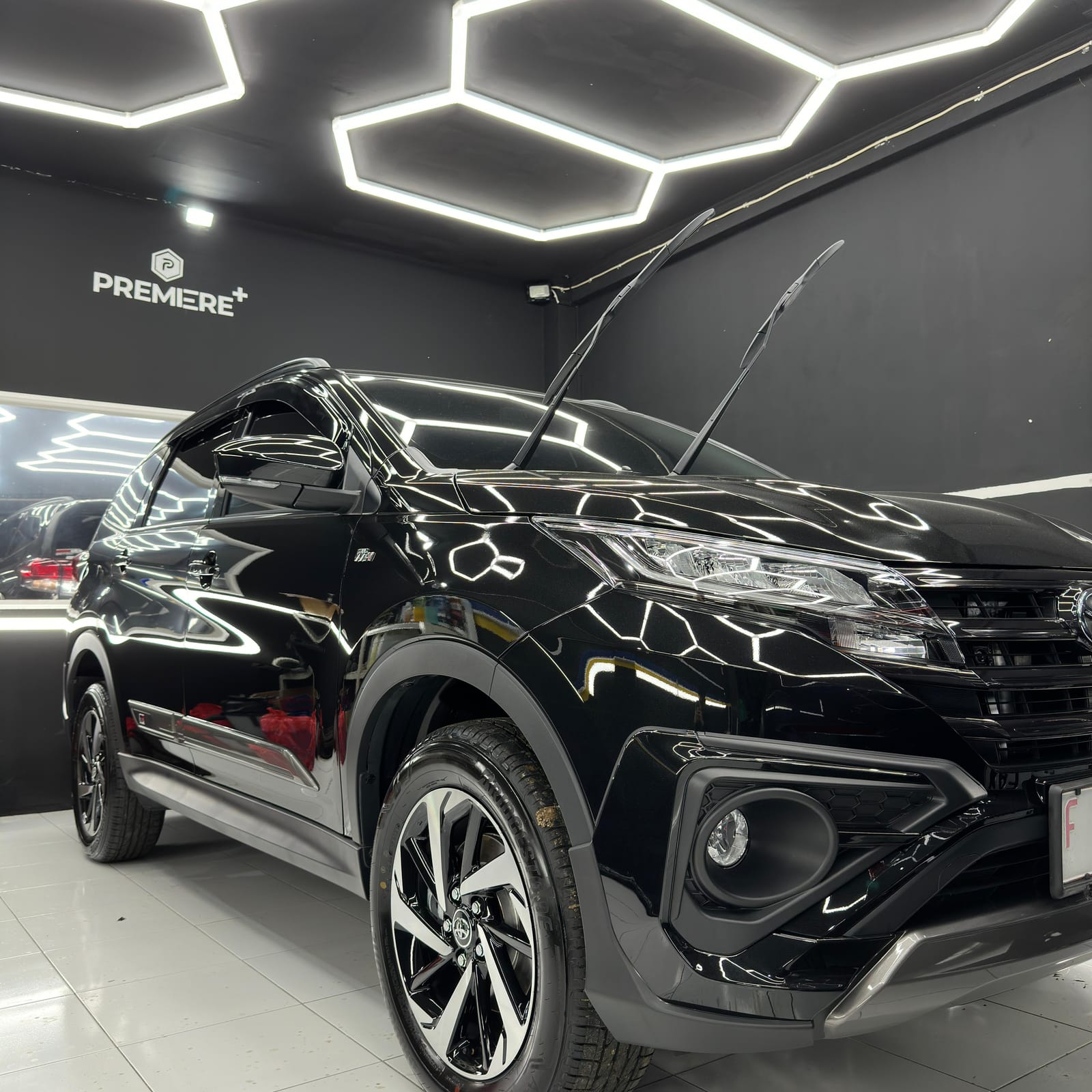 Toyota Rush hitam di studio Premiere+ Bogor